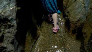 千仏鍾乳洞内の足元の水