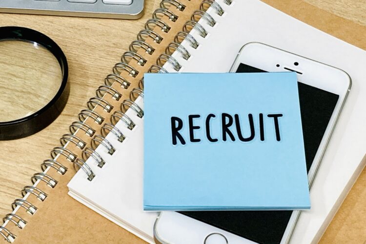 SNS採用とは？メリット・デメリットと成功のポイントを解説